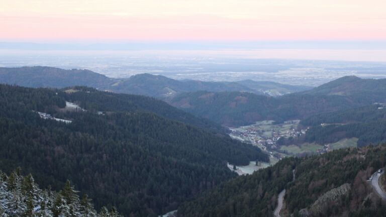 Dieses Bild zeigt eine Webcam-Aufnahme vom Achertal, aufgenommen am Dienstag, den 02.12.2025 um 08:00 Uhr. Die Temperatur betrug 2.2°C.