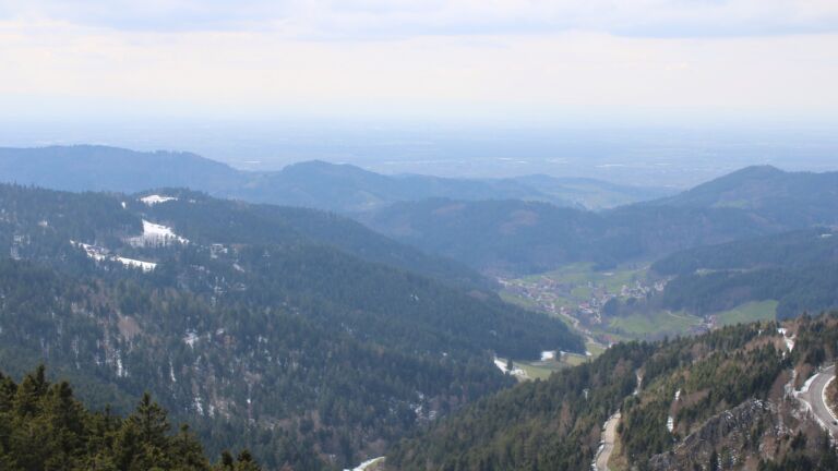 Dieses Bild zeigt eine Webcam-Aufnahme vom Achertal, aufgenommen am Freitag, den 03.04.2026 um 15:40 Uhr. Die Temperatur betrug 6.2°C.