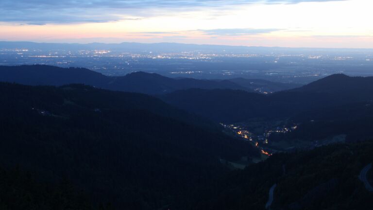 Dieses Bild zeigt eine Webcam-Aufnahme vom Achertal, aufgenommen am Freitag, den 23.05.2025 um 22:00 Uhr. Die Temperatur betrug 5.2°C.