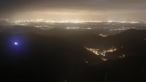 Dieses Bild zeigt eine Webcam-Aufnahme vom Achertal, aufgenommen am Samstag, den 06.12.2025 um 19:30 Uhr. Die Temperatur betrug 3.4°C.