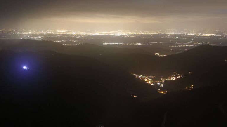 Dieses Bild zeigt eine Webcam-Aufnahme vom Achertal, aufgenommen am Samstag, den 06.12.2025 um 19:30 Uhr. Die Temperatur betrug 3.4°C.