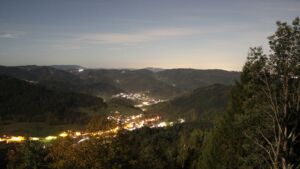 Dieses Bild zeigt eine Webcam-Aufnahme vom Achertal, aufgenommen am Mittwoch, den 28.10.2026 um 21:00 Uhr. Die Temperatur betrug 6.4°C.