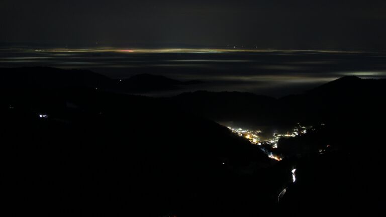 Dieses Bild zeigt eine Webcam-Aufnahme vom Achertal, aufgenommen am Dienstag, den 20.01.2026 um 21:30 Uhr. Die Temperatur betrug 5.8°C.