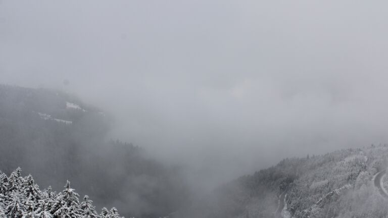 Dieses Bild zeigt eine Webcam-Aufnahme vom Achertal, aufgenommen am Mittwoch, den 26.11.2025 um 11:20 Uhr. Die Temperatur betrug -0.9°C.