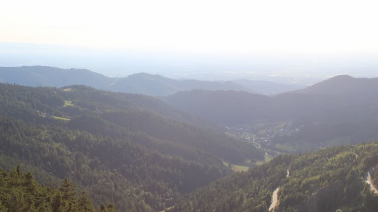 Dieses Bild zeigt eine Webcam-Aufnahme vom Achertal, aufgenommen am Samstag, den 19.07.2025 um 19:40 Uhr. Die Temperatur betrug 17.5°C.