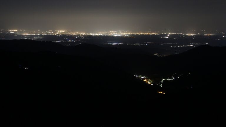 Dieses Bild zeigt eine Webcam-Aufnahme vom Achertal, aufgenommen am Mittwoch, den 18.06.2025 um 01:30 Uhr. Die Temperatur betrug 15.6°C.