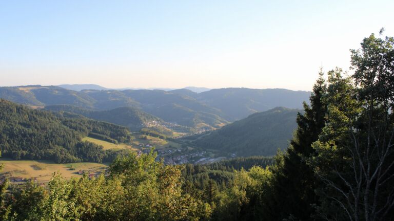 Dieses Bild zeigt eine Webcam-Aufnahme vom Achertal, aufgenommen am Mittwoch, den 12.08.2026 um 19:40 Uhr. Die Temperatur betrug 27.8°C.