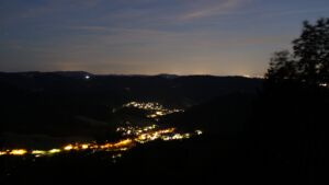Dieses Bild zeigt eine Webcam-Aufnahme vom Achertal, aufgenommen am Montag, den 06.07.2026 um 23:10 Uhr. Die Temperatur betrug 21.6°C.