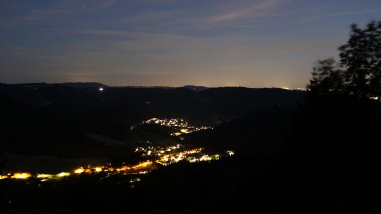 Dieses Bild zeigt eine Webcam-Aufnahme vom Achertal, aufgenommen am Montag, den 06.07.2026 um 23:10 Uhr. Die Temperatur betrug 21.6°C.