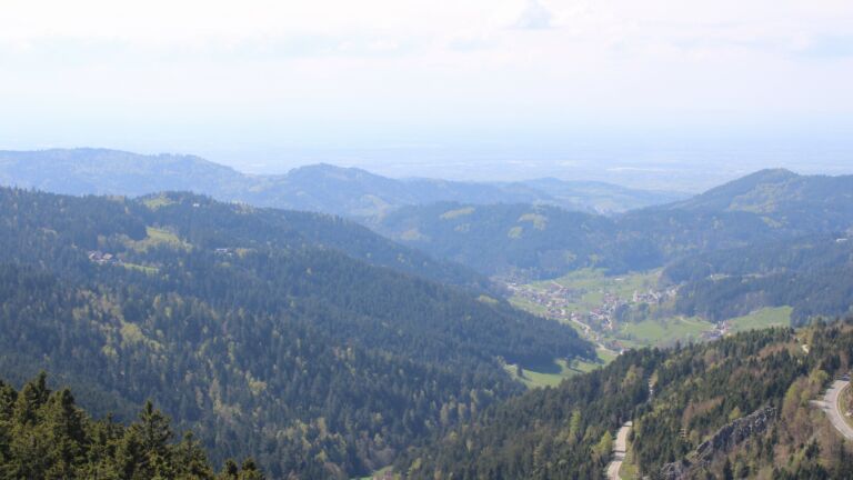 Dieses Bild zeigt eine Webcam-Aufnahme vom Achertal, aufgenommen am Samstag, den 18.04.2026 um 15:10 Uhr. Die Temperatur betrug 15.2°C.