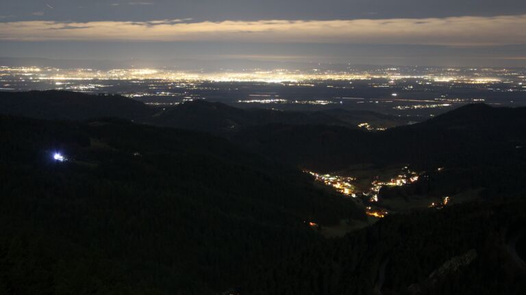 Dieses Bild zeigt eine Webcam-Aufnahme vom Achertal, aufgenommen am Montag, den 08.12.2025 um 23:00 Uhr. Die Temperatur betrug 8°C.