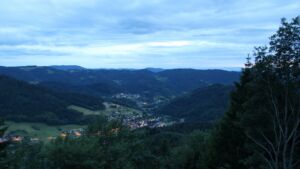 Dieses Bild zeigt eine Webcam-Aufnahme vom Achertal, aufgenommen am Mittwoch, den 10.06.2026 um 22:00 Uhr. Die Temperatur betrug 8.6°C.