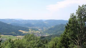Dieses Bild zeigt eine Webcam-Aufnahme vom Achertal, aufgenommen am Sonntag, den 28.06.2026 um 13:30 Uhr. Die Temperatur betrug 32°C.