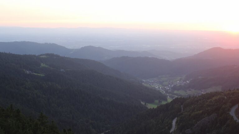 Dieses Bild zeigt eine Webcam-Aufnahme vom Achertal, aufgenommen am Sonntag, den 17.08.2025 um 20:40 Uhr. Die Temperatur betrug 14.8°C.