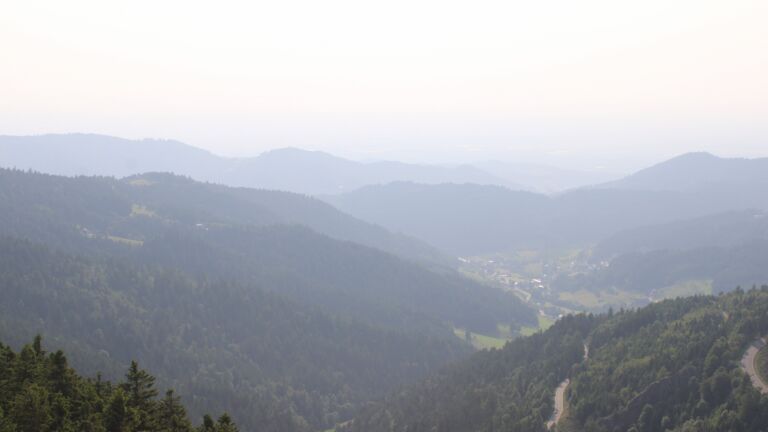 Dieses Bild zeigt eine Webcam-Aufnahme vom Achertal, aufgenommen am Montag, den 09.06.2025 um 18:10 Uhr. Die Temperatur betrug 15.5°C.