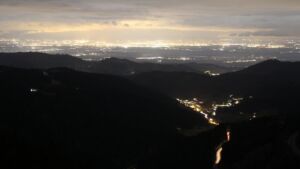 Dieses Bild zeigt eine Webcam-Aufnahme vom Achertal, aufgenommen am Samstag, den 28.02.2026 um 19:40 Uhr. Die Temperatur betrug 3.4°C.