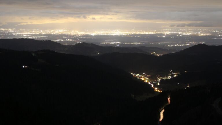 Dieses Bild zeigt eine Webcam-Aufnahme vom Achertal, aufgenommen am Samstag, den 28.02.2026 um 19:40 Uhr. Die Temperatur betrug 3.4°C.