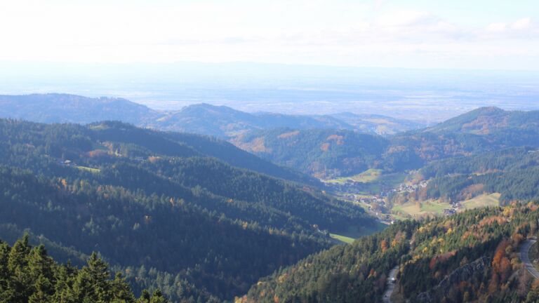 Dieses Bild zeigt eine Webcam-Aufnahme vom Achertal, aufgenommen am Donnerstag, den 30.10.2025 um 13:50 Uhr. Die Temperatur betrug 6.4°C.