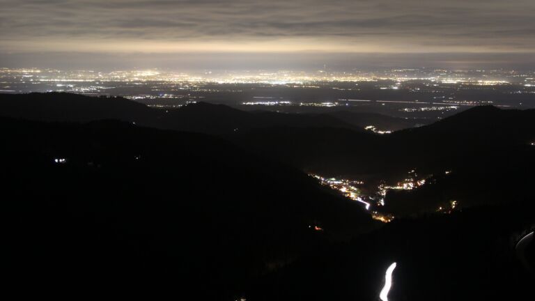 Dieses Bild zeigt eine Webcam-Aufnahme vom Achertal, aufgenommen am Freitag, den 19.12.2025 um 22:00 Uhr. Die Temperatur betrug 6.5°C.