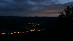 Dieses Bild zeigt eine Webcam-Aufnahme vom Achertal, aufgenommen am Mittwoch, den 05.08.2026 um 22:00 Uhr. Die Temperatur betrug 23°C.