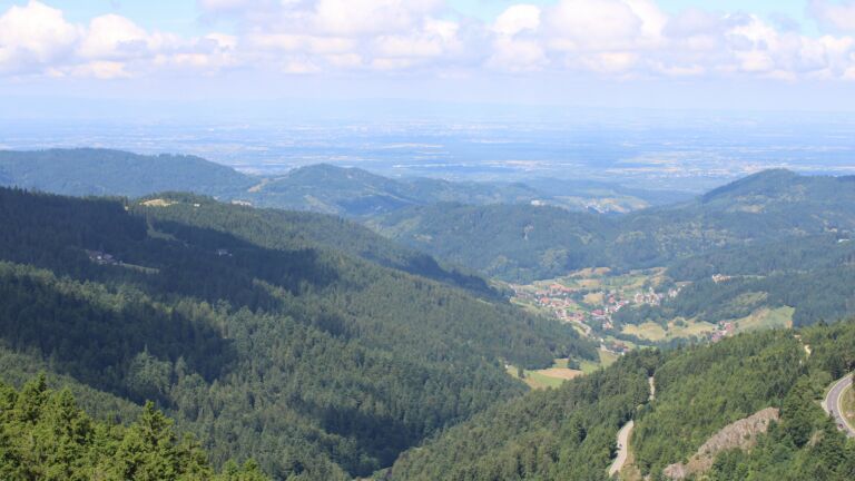Dieses Bild zeigt eine Webcam-Aufnahme vom Achertal, aufgenommen am Samstag, den 28.06.2025 um 11:20 Uhr. Die Temperatur betrug 23.2°C.