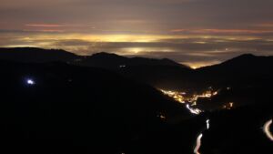 Dieses Bild zeigt eine Webcam-Aufnahme vom Achertal, aufgenommen am Dienstag, den 16.12.2025 um 17:50 Uhr. Die Temperatur betrug 5.3°C.