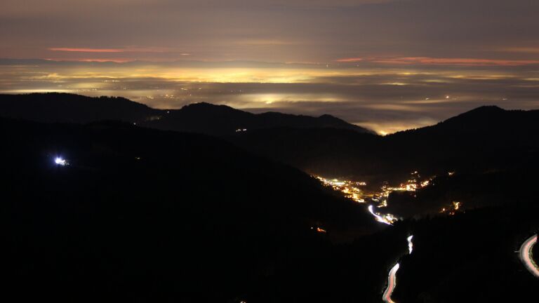 Dieses Bild zeigt eine Webcam-Aufnahme vom Achertal, aufgenommen am Dienstag, den 16.12.2025 um 17:50 Uhr. Die Temperatur betrug 5.3°C.