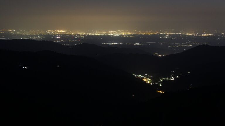 Dieses Bild zeigt eine Webcam-Aufnahme vom Achertal, aufgenommen am Samstag, den 16.08.2025 um 22:10 Uhr. Die Temperatur betrug 15.6°C.