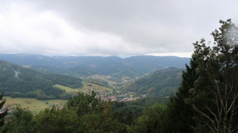 Dieses Bild zeigt eine Webcam-Aufnahme vom Achertal, aufgenommen am Freitag, den 28.08.2026 um 13:20 Uhr. Die Temperatur betrug 17.7°C.