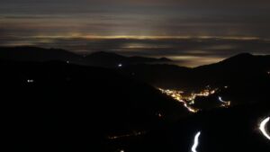 Dieses Bild zeigt eine Webcam-Aufnahme vom Achertal, aufgenommen am Freitag, den 12.12.2025 um 18:10 Uhr. Die Temperatur betrug 10.2°C.