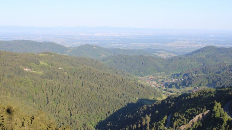 Dieses Bild zeigt eine Webcam-Aufnahme vom Achertal, aufgenommen am Freitag, den 16.05.2025 um 07:30 Uhr. Die Temperatur betrug 8.6°C.