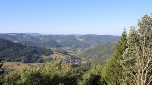 Dieses Bild zeigt eine Webcam-Aufnahme vom Achertal, aufgenommen am Donnerstag, den 13.08.2026 um 08:50 Uhr. Die Temperatur betrug 26.9°C.