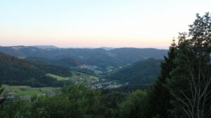 Dieses Bild zeigt eine Webcam-Aufnahme vom Achertal, aufgenommen am Sonntag, den 12.07.2026 um 21:20 Uhr. Die Temperatur betrug 24.4°C.