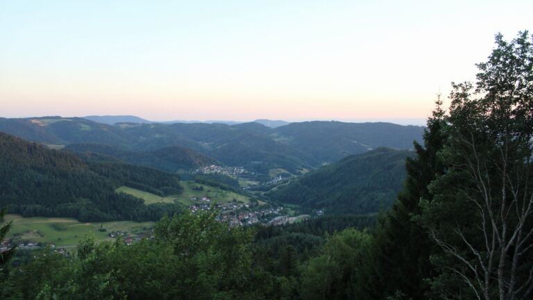 Dieses Bild zeigt eine Webcam-Aufnahme vom Achertal, aufgenommen am Sonntag, den 12.07.2026 um 21:20 Uhr. Die Temperatur betrug 24.4°C.