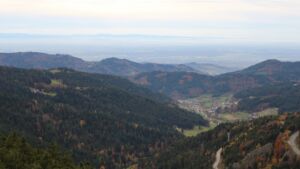 Dieses Bild zeigt eine Webcam-Aufnahme vom Achertal, aufgenommen am Freitag, den 31.10.2025 um 16:20 Uhr. Die Temperatur betrug 10.7°C.