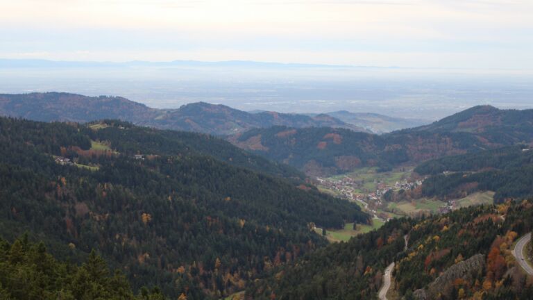 Dieses Bild zeigt eine Webcam-Aufnahme vom Achertal, aufgenommen am Freitag, den 31.10.2025 um 16:20 Uhr. Die Temperatur betrug 10.7°C.