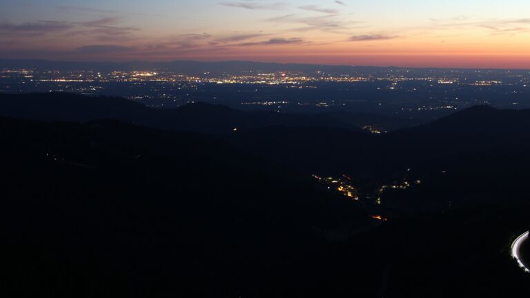 Dieses Bild zeigt eine Webcam-Aufnahme vom Achertal, aufgenommen am Samstag, den 28.06.2025 um 22:50 Uhr. Die Temperatur betrug 20°C.