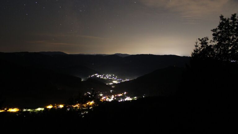Dieses Bild zeigt eine Webcam-Aufnahme vom Achertal, aufgenommen am Samstag, den 18.07.2026 um 02:00 Uhr. Die Temperatur betrug 16.7°C.