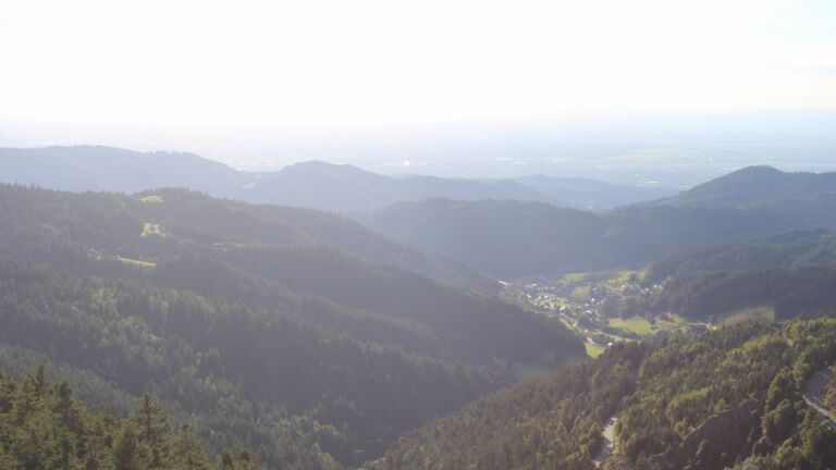 Dieses Bild zeigt eine Webcam-Aufnahme vom Achertal, aufgenommen am Sonntag, den 31.08.2025 um 18:30 Uhr. Die Temperatur betrug 18°C.