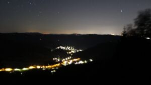 Dieses Bild zeigt eine Webcam-Aufnahme vom Achertal, aufgenommen am Donnerstag, den 09.07.2026 um 23:50 Uhr. Die Temperatur betrug 20.6°C.
