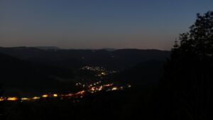 Dieses Bild zeigt eine Webcam-Aufnahme vom Achertal, aufgenommen am Mittwoch, den 27.05.2026 um 22:30 Uhr. Die Temperatur betrug 20.3°C.