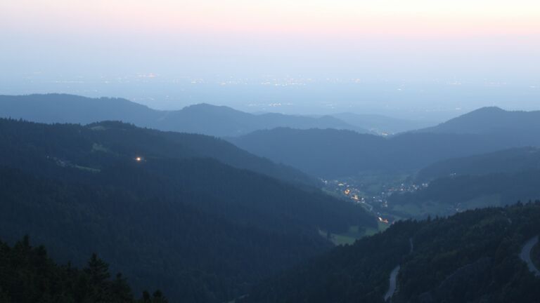 Dieses Bild zeigt eine Webcam-Aufnahme vom Achertal, aufgenommen am Donnerstag, den 14.08.2025 um 21:20 Uhr. Die Temperatur betrug 24.2°C.