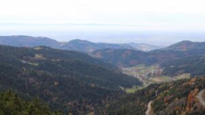 Dieses Bild zeigt eine Webcam-Aufnahme vom Achertal, aufgenommen am Freitag, den 31.10.2025 um 14:50 Uhr. Die Temperatur betrug 10.8°C.