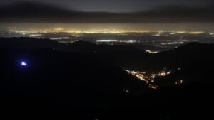 Dieses Bild zeigt eine Webcam-Aufnahme vom Achertal, aufgenommen am Mittwoch, den 17.12.2025 um 21:30 Uhr. Die Temperatur betrug 4.9°C.