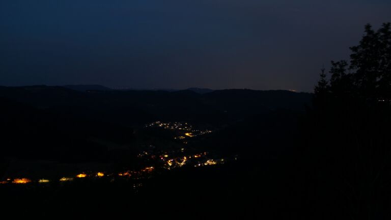 Dieses Bild zeigt eine Webcam-Aufnahme vom Achertal, aufgenommen am Dienstag, den 14.07.2026 um 04:30 Uhr. Die Temperatur betrug 25.5°C.