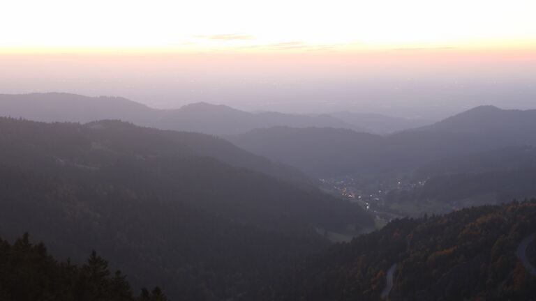 Dieses Bild zeigt eine Webcam-Aufnahme vom Achertal, aufgenommen am Samstag, den 11.10.2025 um 19:10 Uhr. Die Temperatur betrug 8.3°C.
