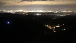 Dieses Bild zeigt eine Webcam-Aufnahme vom Achertal, aufgenommen am Montag, den 08.12.2025 um 20:30 Uhr. Die Temperatur betrug 8°C.