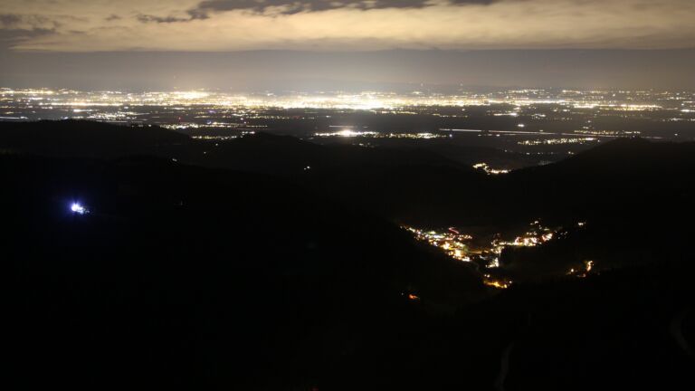 Dieses Bild zeigt eine Webcam-Aufnahme vom Achertal, aufgenommen am Montag, den 08.12.2025 um 20:30 Uhr. Die Temperatur betrug 8°C.