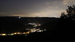 Dieses Bild zeigt eine Webcam-Aufnahme vom Achertal, aufgenommen am Mittwoch, den 05.08.2026 um 22:50 Uhr. Die Temperatur betrug 22.3°C.