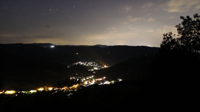 Dieses Bild zeigt eine Webcam-Aufnahme vom Achertal, aufgenommen am Mittwoch, den 05.08.2026 um 22:50 Uhr. Die Temperatur betrug 22.3°C.